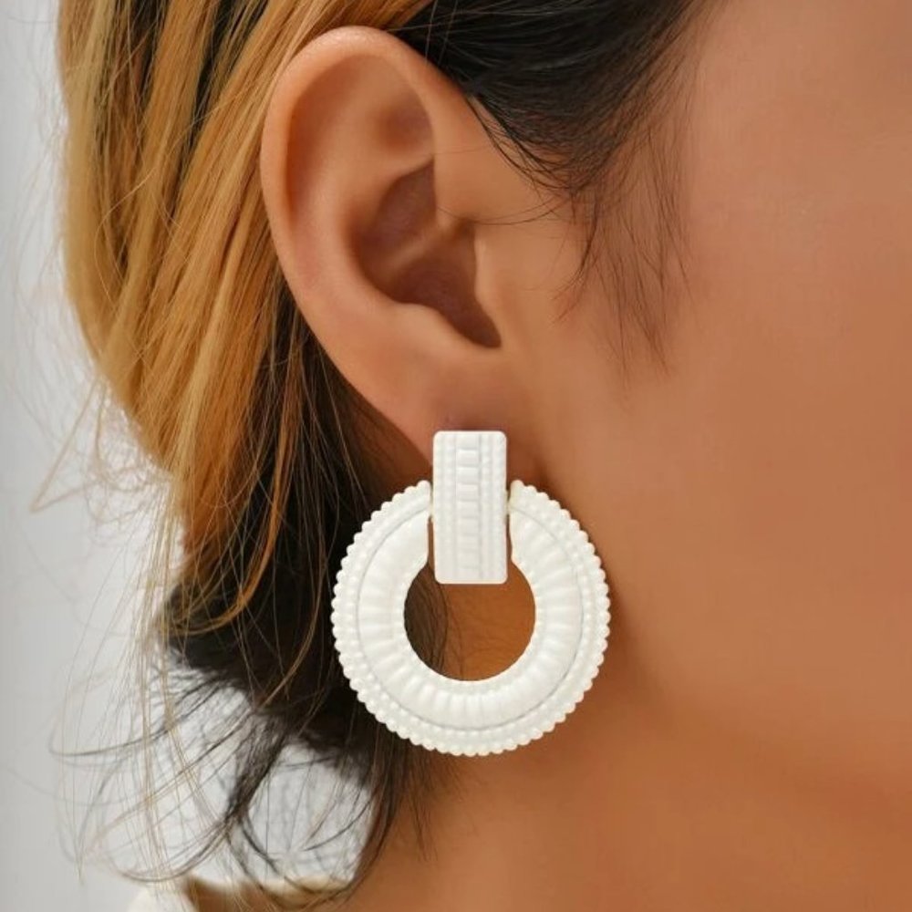 NEW White Textured Round Doorknocker Fashion Stud Earrings